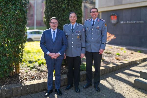 Landrat Christoph Schauder (von links) begrte den neuen Kommandeur des Transporthubschrauberregiments 30 "Tauberfranken", Oberst Roger Kahle-Specht. Er dankte dem scheidenden Kommandeur, Oberst Lars Persikowski, fr die enge Zusammenarbeit.