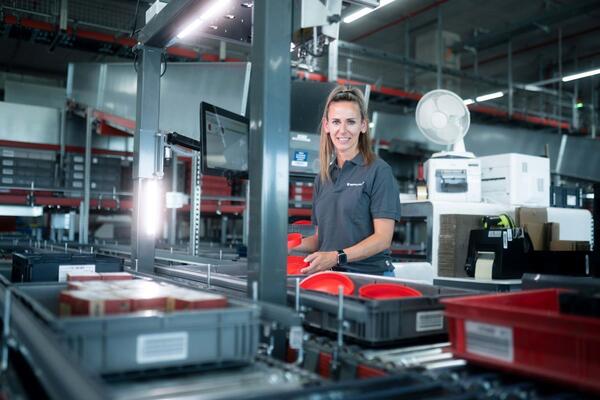 In der Logistik sorgen modernste IT-Systeme im Zusammenspiel mit �ber 480 Logistik-Mitarbeitenden f�r eine maximale Warenverf�gbarkeit und zuverl�ssige Lieferf�higkeit f�r �ber 20.000 europ�ische Kunden.