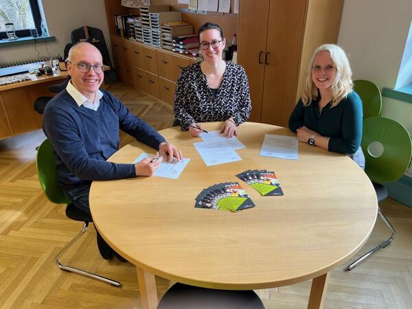 Freuen sich �ber die Verl�ngerung der erfolgreichen Kooperation zwischen der Gewerblichen Schule Bad Mergentheim und der Stadtb�cherei, v.l.: Schulleiter Peter W�hrle, Denise Amann (Stellvertretende Leitung, Kinder- und Jugendb�cherei Stadt Bad Mergentheim) und Julia Zimmermann (Lehrerin der Gewerblichen Schule Bad Mergentheim).