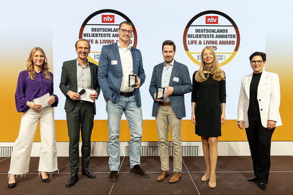 Fabian Schroedter (3.v. links) und Daniel Weniger (nicht auf dem Bild) nahmen den Life & Living Award f�r Systemair in Berlin entgegen.