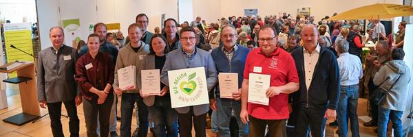 Zahlreiche G�ste informierten sich auf der Lebensmittelmesse Meet & Greet in der Tauberphilharmonie in Weikersheim. Im Rahmen der Messe wurden vier Betriebe mit dem Qualit�tssiegel "Bio-Region Main-Tauber-Kreis" ausgezeichnet. Dazu gratulierten Landrat Christoph Schauder (Bildmitte) und Erster Landesbeamter Florian Busch (5.v.l.).
