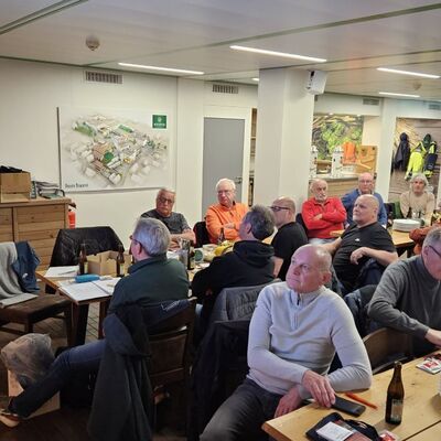 Die Taubert�ler Wegewartinnen und Wegewarte trafen sich zu einer Informations- und Weiterbildungsveranstaltung in der Distelh�user Brauerei. Jana Schrader (links) vom Tourismusverband "Liebliches Taubertal" e.V. informierte �ber aktuelle Wanderthemen.