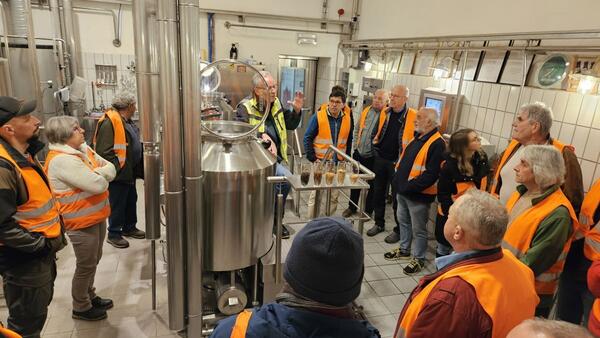 Bild vergr&ouml;&szlig;ern: Das Foto zeigt die Taubertäler Wegewartinnen und Wegewarte bei der Führung in der Distelhäuser Brauerei.