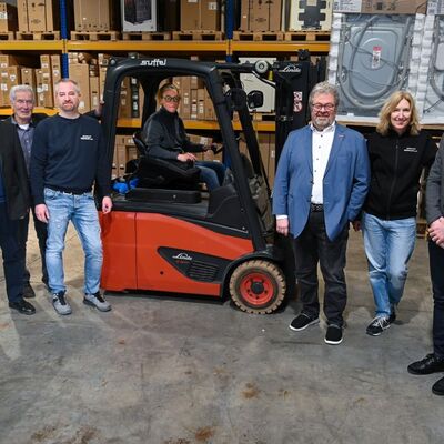 Wolfgang Reinhart, Horst Reinhart, Martin Reinhart, Sabrina Reinhart, Ralf Rothenburger, Stefanie Reinhart und Timo Szabo (v.li.n.re.) im Lager von Elektro-Reinhart in K�lsheim.