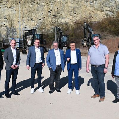 Andreas Kolban, Timo Szabo, Ralf Schn�rr, Ralf Rothenburger, Prof. Dr. Wolfgang Reinhart, Christian Reinhardt und Christian Baumann (v.li.n.re.) beim Rundgang auf dem Firmengel�nde von Brandel Bau in Tauberbischofsheim.