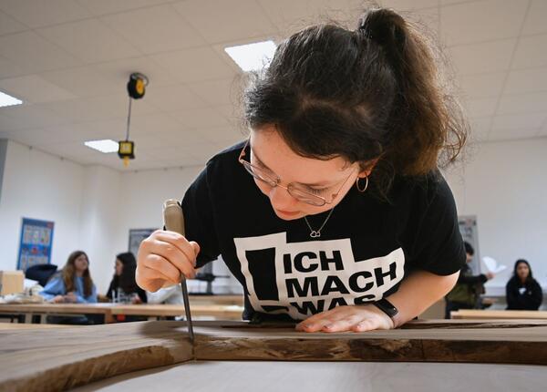 Mit vollem Fokus bei der Arbeit: Ashley Wedler (14) entfernt mit einem Stemmeisen �berstehende Leimreste vom Olivenholz.