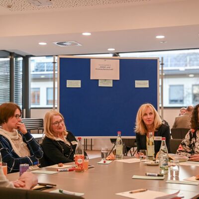 Unter dem Motto "Gemeinsam f�r den Klimaschutz: Ma�nahmen entwickeln und Zukunft gestalten!" wurden im Rahmen der Ideenwerkstatt aktuelle Klimaschutzma�nahmen evaluiert und neue Strategien entwickelt. Vertreter aus der Politik, den Unternehmen, den Energieversorgern sowie den lokalen Institutionen und Verb�nden nahmen an der Veranstaltung teil.