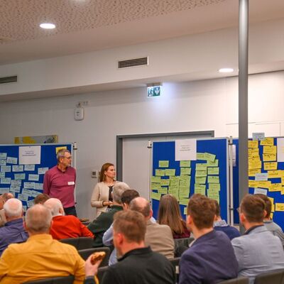 Die Moderatoren und ausgewiesenen Fachexperten stellten die Ma�nahmen und Ideen vor, die zuvor an den Thementischen gesammelt wurden. 