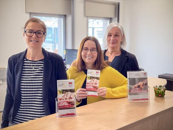 Die Pflegeberaterinnen (v.l.) Karin L�ffler, Ulrike L�hr und Susanne Hartmann beraten k�nftig in den neuen R�umlichkeiten im Erdgeschoss des Gr�nderzentrums in Tauberbischofsheim. 