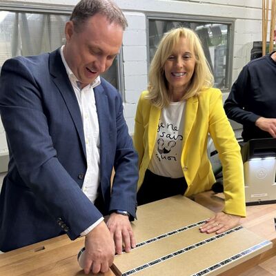 Hightech trifft Handwerk: Dezernentin Ursula M�hleck und der stellvertretende Schulleiter der Gewerblichen Schule Tauberbischofsheim (GTB), Ralf Scherer, probierten die neue CNC-Oberfr�se der GTB selbst aus. 