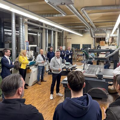Blick auf die neue Formatkreiss�ge der Firma Altendorf. Der Main-Tauber-Kreis hat f�r die zwei neu angeschafften Maschinen rund 73.000 Euro investiert. 