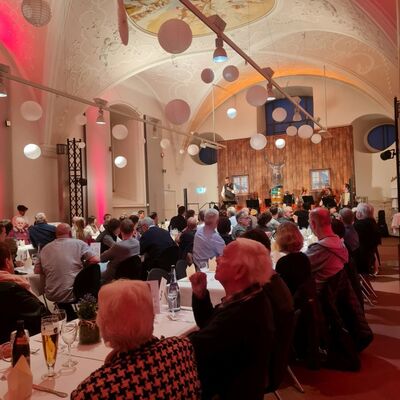 Auch die vierte Auflage des Starkbieranstiches im Kloster Bronnbach war ein voller Erfolg. Die G�ste str�mten in Erwartung eines unterhaltsamen Abends in den Bernhardsaal und wurden nicht entt�uscht.