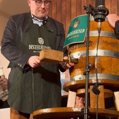 Drei Schl�ge hat Landrat Christoph Schauder f�r den Fassanstich gebraucht, dann sprudelte das Bier.
