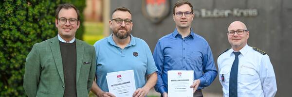 Erster Landesbeamter Florian Busch (v.l.) ernannte k�rzlich Dr. Harald Rosenberger sowie Dr. Wolfgang Hofmann zu Leitenden Not�rzten f�r den Main-Tauber-Kreis. Den Gl�ckw�nschen schloss sich Kreisbrandmeister Andreas Geyer an. 