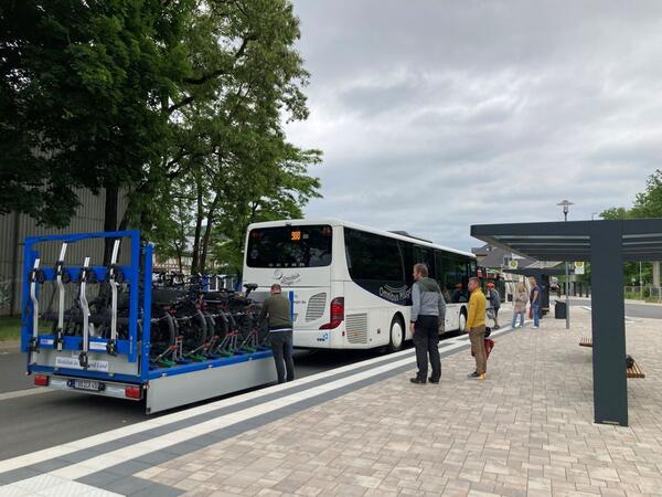 Linienbus und Fahrradanh�nger mit Platz f�r 14 Fahrr�der: Der Radbus zwischen Weikersheim, R�ttingen, Creglingen und Rothenburg ob der Tauber startet am Donnerstag, 3. April, in die Saison. 