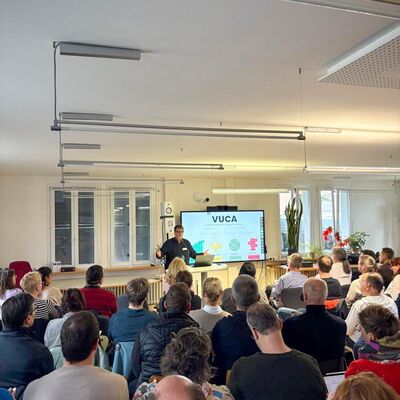 Vortrag von Dr. Thomas Irion, Direktor des Zentrums f�r Medienbildung an der P�dagogischen Hochschule Schw�bisch Gm�nd: Mehr als 130 Lehrkr�fte informierten sich beim Fachtag "KI und Schule" im Kreismedienzentrum (KMZ) Main-Tauber-Kreis.