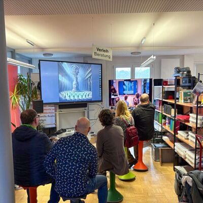 Blick auf einen Workshop des Fachtags "KI und Schule": Mehr als 30 Vortrags- und Workshopangebote warteten auf die Teilnehmerinnen und Teilnehmer im Kreismedienzentrum Main-Tauber-Kreis. 