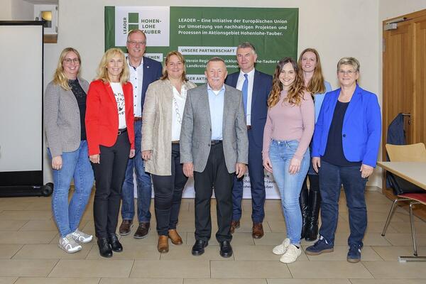 Der Vorstand des Vereins Regionalentwicklung Hohenlohe-Tauber e. V., Hermann Limbacher zusammen mit den Ehreng�sten (von links) Svenja Brassel, Ursula M�hleck, R�diger Zibold, Ministerialdirektorin Isabel Kling, Hermann Limbacher, Landrat Ian Sch�lzel, Nadine Kress, Sarah Schmidt und Rotraud Mack.