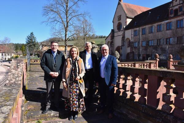 Landrat Christoph Schauder (von links) hei�t Christine Sch�nhuber (Gesch�ftsf�hrerin TMBW) und Staatssekret�r Dr. Patrick Rapp MdL im Kloster Bronnbach willkommen. Tourimia-Gesch�ftsf�hrer Bernhard Mosandl freut sich �ber den Besuch.