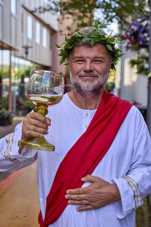 Der Weingott Bachus l�dt dazu ein, nicht nur Weinfeste, sondern auch die Braukunst, Tradition und Lebensfreude im Taubertal zu erleben. 