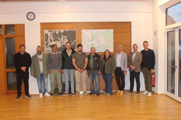 Die frisch gew�hlten Vorstandsmitglieder und Stellvertreter f�r das Flurbereinigungsverfahren Ahorn-Buch (Wald) sind gew�hlt (v. l.): Christian Schmitt, Fabian Friedrich, Torsten Benz, Michael H�ffner, Jan Kaufmann, Reinhold M�ller, Ausf�hrende Ingenieurin Claudia Hirn, Dezernent Werner R�ger, Leitender Ingenieur J�rg Hammerl sowie B�rgermeister Benjamin Czernin.