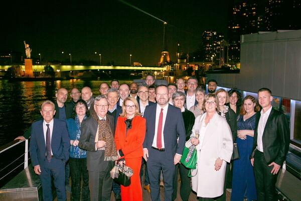 Vor der majest�tischen Kulisse des Eiffelturms versammeln sich die Teilnehmenden der Jubil�umsfeier auf der Seine zu einem Gruppenbild. In der Mitte der ersten Reihe Dr. Gunther Wobser (Gesch�ftsf�hrender Gesellschafter), flankiert von Maxime Sabre (Gesch�ftsf�hrer LAUDA France, rechts), der das franz�sische Erfolgskapitel seit 2023 fortschreibt.