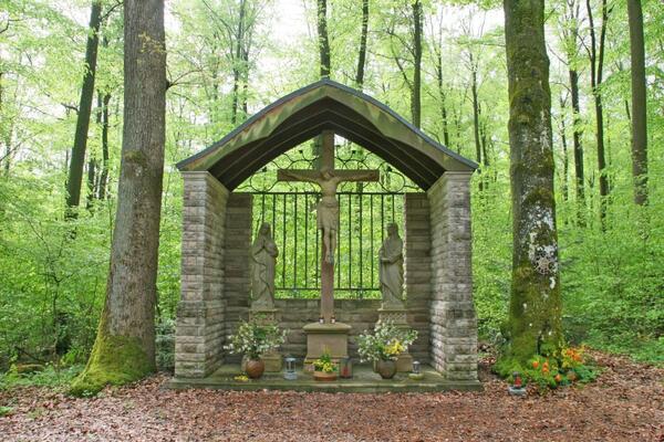 Entlang des malerischen Bildstockwanderwegs 1 / LT-M6 in Assamstadt liegt das idyllische Steffeskirchle. Hier finden Wandernde Zeit f�r Ruhe und Erholung inmitten der Natur.