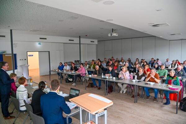 Auftaktveranstaltung zur Fortschreibung des Senioren- und Pflegeplans im Landkreis: Landrat Christoph Schauder begr��te die zahlreichen beteiligten Akteure und Kommunen. 