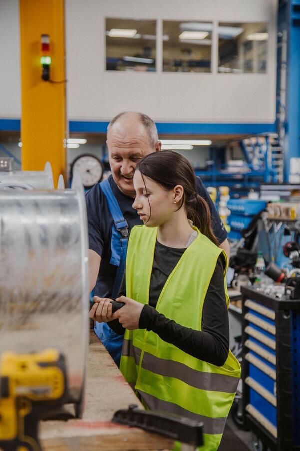Eine Sch�lerin, Fiona Sohns aus Boxberg, erhielt beim Girls' Day spannende Einblicke in technische Berufe und konnte bei Systemair selbst aktiv werden.