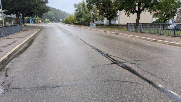 Die L 2310 in Bestenheid zwischen Spessartstrae und Haslocher Weg: Auch in diesem Abschnitt erhlt die Landesstrae einen neuen Belag. Die Sanierung erfolgt von Grnenwrt bis Wertheim.