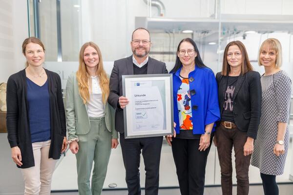 F�r herausragende Ausbildungsqualit�t nahm Dr. Gunther Wobser (Dritter von links), Gesch�ftsf�hrender Gesellschafter des Weltmarktf�hrers Lauda, das renommierte Dualis-Siegel von IHK-Pr�sidentin Kirsten Hirschmann (Dritte von rechts) entgegen. Bei der feierlichen �bergabe waren die Projekt- und Ausbildungsverantwortlichen von Lauda (von links) Carmen Diez, Selina Ebert und Personalleiterin Sandra Braun sowie Lisa Feuchtenbeiner als Vertreterin der IHK Heilbronn-Franken anwesend.