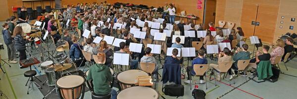 Das Kreisjugendblasorchester Main-Tauber bei der Probe in der Kaufm�nnischen Schule in Tauberbischofsheim: Die Konzerte finden in der Turnhalle Gerchsheim und in der Tauberphilharmonie Weikersheim statt. 