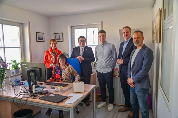 Besuch in den neuen R�umen des Fachbereichs Asyl der Landkreisverwaltung in der M�hlwehrstra�e in Bad Mergentheim: Sachgebietsleiterin Sylvia Karner (sitzend) und dahinter (stehend von links) Sozialdezernentin Elisabeth Krug, Landrat Christoph Schauder, Fachbereichsleiter Benedikt Schenk sowie die beiden Amtsleiter Ludger Krug (Soziale Sicherung, Teilhabe und Integration) und Joachim Arag�n (Immobilienmanagement).