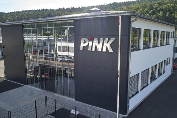 Die Pink GmbH Thermosysteme ist nun als Weltmarktf�hrer anerkannt. Das Foto zeigt das Entwicklungs- und Applikationsgeb�ude am Standort Wertheim-Bestenheid.