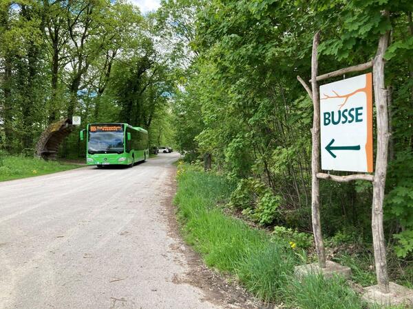 Der "Wildparkbus" der Linie 955 an der Haltestelle Wildpark: Er f�hrt ab Donnerstag, 1. Mai, wieder zwischen Bad Mergentheim und dem Wildtierpark. 