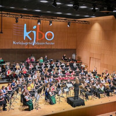 Das Kreisjugendblasorchester (KJBO) bei seinem Konzert in der Tauberphilharmonie in Weikersheim: Der Spielfreude der Jugendlichen ist es zu verdanken, dass der Funke auch schnell auf das Publikum �bergesprungen ist. 