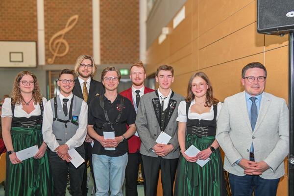 Bild vergr&ouml;&szlig;ern: Das Foto zeigt Landrat Christoph Schauder mit den sieben jungen Musikerinnen und Musikern, die geehrt wurden: Pauline Neuper, Luca Burkert, Christian Hartke, Marco Kraft, Linus Rüttling, Frederik Dissinger und Amelie Weber.