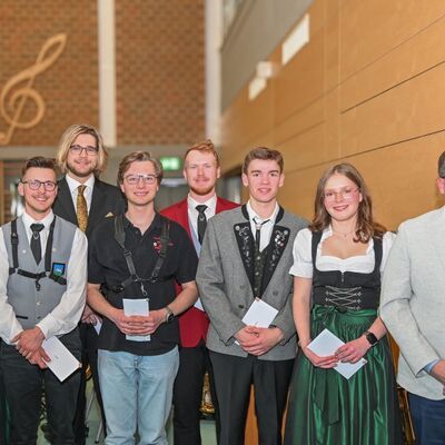 Landrat Christoph Schauder (links) ehrte in Gerchsheim sieben junge Musikerinnen und Musiker: Pauline Neuper (v.l.n.r.), Luca Burkert, Christian Hartke, Marco Kraft, Linus R�ttling, Frederik Dissinger und Amelie Weber. Sie haben bereits zum f�nften Mal beim Kreisjugendblasorchester teilgenommen und erhielten daf�r eine Ehrennadel sowie einen Gutschein des Musikhauses Martens in Schrozberg.