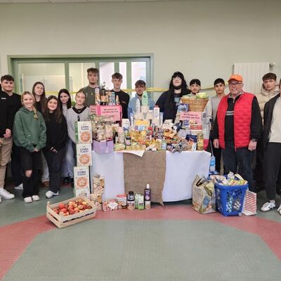 Die Klassensprecher des BSZ Wertheim holen die Spenden an der Au�enstelle Reinhardshof ab. 