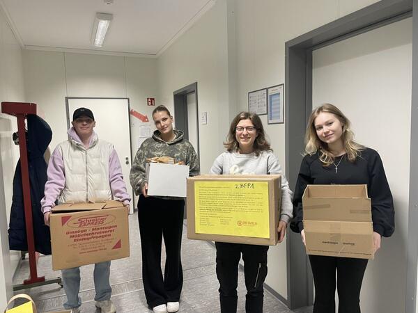 Bild vergr&ouml;&szlig;ern: Das Foto zeigt die Klassensprecher des BSZ Wertheim bei der Abholung der Spenden an der Außenstelle Reinhardshof.
