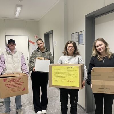 Die Klassensprecher des BSZ Wertheim bei der Abholung der Spenden an der Au�enstelle Reinhardshof. 