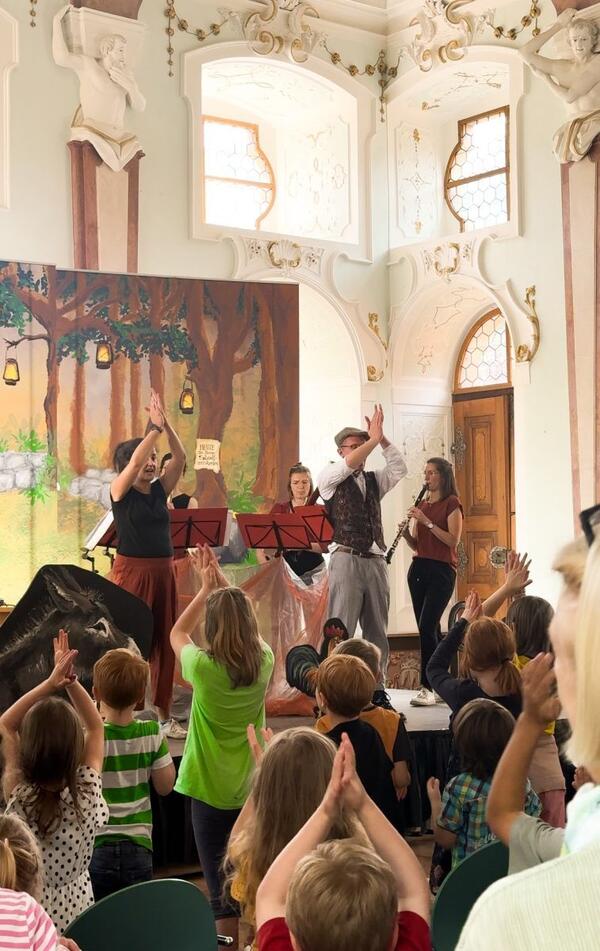 Mit Musik, Theater und Mitmachspa� begeistert das Kinderkonzert im stilvollen Ambiente des Klosters Bronnbach kleine Zuh�rerinnen und Zuh�rer. 