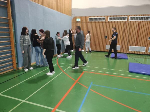 Gewaltpr�vention in Theorie und Praxis: Die Sch�ler der zweij�hrigen Berufsfachschule am BSZ Wertheim lernten in einem Workshop den richtigen Umgang mit Konfliktsituationen. 