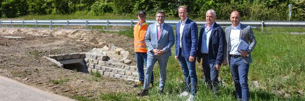 Straenbauamtsleiter Markus Metz (Main-Tauber-Kreis, von links), Landrat Christoph Schauder, Brgermeister Ralf Drr, Arno Wrzberger (Bauamt Gemeinde Knigheim), Xaver Baumann (Geschftsfhrer Walter Ingenieure GmbH aus Tauberbischofsheim) freuen sich, dass die Hochwasserschutzmanahme in Knigheim mit dem Neubau des Gietaldurchlasses abgeschlossen ist.