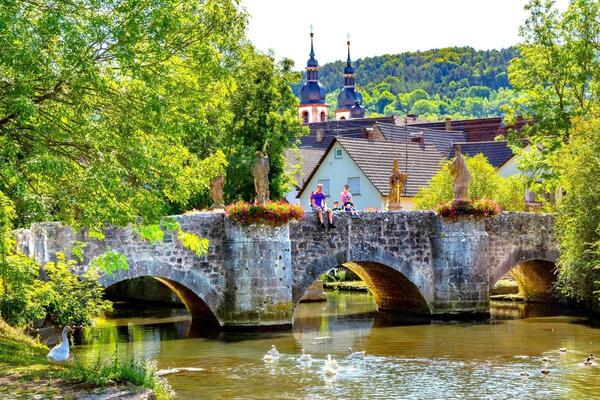 Wanderer rasten an der Gr�nbachbr�cke in Gerlachsheim. Der Wanderweg LT 13 startet am Kloster Gerlachsheim. Er f�hrt vorbei an Kirchen, Fachwerkh�usern und in die Weinberge nach Gr�nsfeld mit tollen Aussichten. 