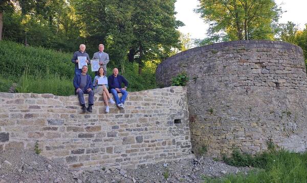 Freude �ber die Auszeichnung der Burg Boxberg als "Denkmal des Monats" sowie �ber die F�rderung der Deutschen Stiftung Denkmalschutz: stehend Dr. Dieter Thoma (Vorsitzender des Heimatvereins Boxberg e.V.) und Friedhold Pers (ehemaliger Schlossbergwart), sitzend: Alfred Hehn (Baggerbetrieb Hehn), B�rgermeisterin Heidrun Beck und Steffen Adelmann (Schlossbergwart).