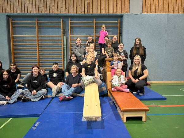 Stolz pr�sentieren die Vorschulkinder der evangelischen Kindertagesst�tte in Wertheim-Bestenheid ihre Urkunden: Sie absolvierten eine Sportstunde, die von den Sch�lern des BSZ Wertheims konzipiert wurde. 