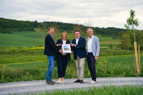 B�rgermeister Marcus Wessels (von links) bekommt die Landschaftspflegerische Ma�nahmen f�r das Flurneuordnungsverfahren "Insinger Bach" von Ministerialdirektorin Isabel Kling und Landrat Christoph Schauder �bergeben. Dar�ber freut sich auch Technik-Dezernent Werner R�ger.