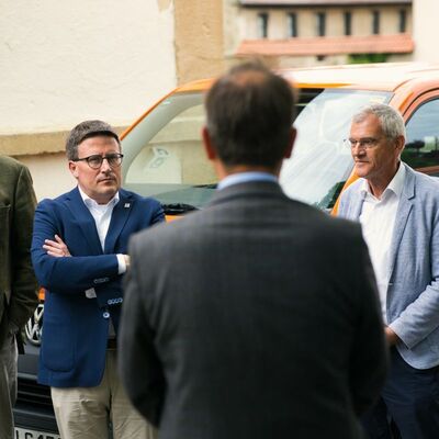 J&ouml;rg Hammerl erl&auml;utert Landrat Schauder und den Beteiligten die Vorgehensweise am Insinger Bach.