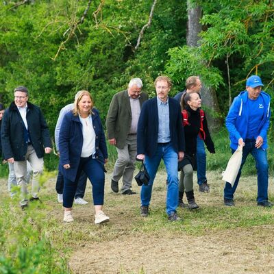 B&uuml;rgermeister Marcus Wessels (vierter von rechts), Ministerialdirektorin Isabel Kling (sechste von rechts) und Landrat Christoph Schauder (siebter von rechts) waren erfreut &uuml;ber den Erfolg der Ma&szlig;nahme. 